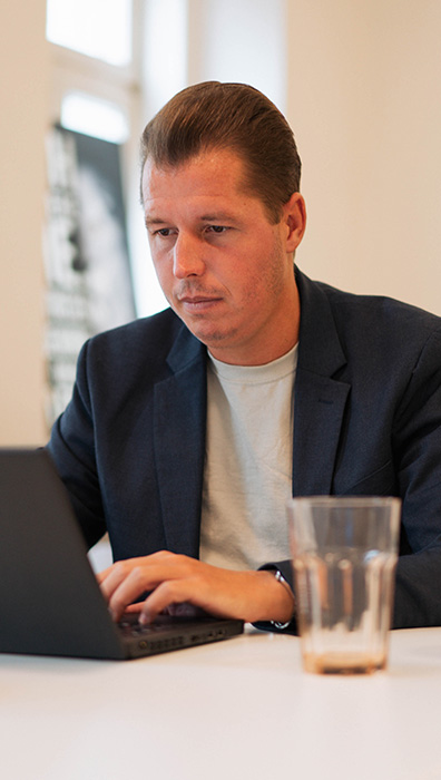 Mario Viska arbeitend am Laptop