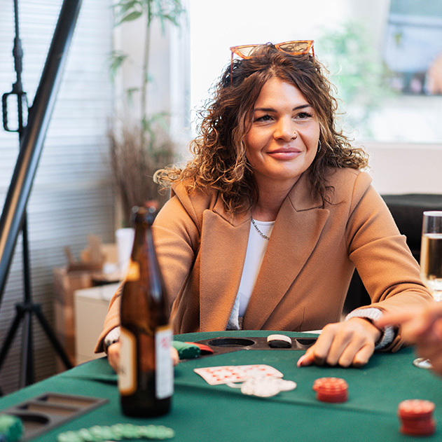 Mitarbeiterin lächelnd am Pokertisch