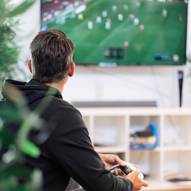Tim Kuhn spielt FIFA an der Playstation 5