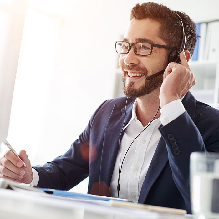 Junger Mann im Anzug im digitalen Telefonat