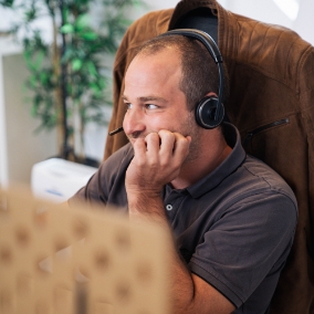 Lächelnder Mitarbeiter in einem Telefonat